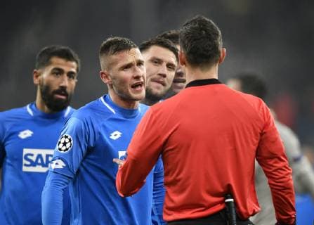 Schiedsrichter RefereeIvan Kruzliak (SVK) zeigt Adam Szalai TSG 1899 Hoffenheim gelb-rot Karte im Gespräch Diskussion mit Kevin Vogt TSG 1899 Hoffenheim Pavel Kaderabek TSG 1899 Hoffenheim Kerem Demirbay TSG 1899 Hoffenheim