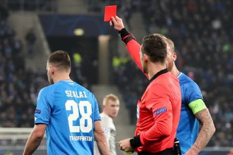 v.li.: Adam Szalai (Hoffenheim, 28) sieht von Ivan Kruzliak (Schiedsrichter, Slowakei) die Gelb-Rote Karte, Platzverweis, Hinausstellung, Feldverweis, second yellow card, Highlight, Action, Aktion, Spielszene, Fussball, UEFA Champions League, TSG 1899 Hoffenheim - FK Schachtar Donezk,