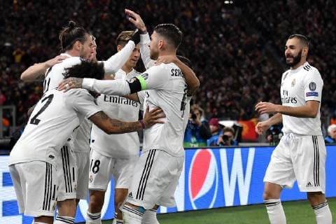 Gareth Bale of Real Madrid celebrates with team mates after scoring a goal during the Uefa Champions League 2018 2019 Group G football match between AS Roma and Real Madrid at Olimpico stadium Allianz Stadium, Rome, November, 27, 2018 Foto Andrea Staccioli Insidefoto andreaxstaccioli
