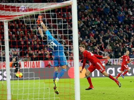 Odysseaas Vlachodimos ( Benfica Lissabon 99 ) kann den Ball von Thomas Mueller (FC Bayern Muenchen 25) halten, FC Bayern Muenchen vs. Benfica Lissabon, Fussball, Champions League Gruppenphase, 27.11.2018 FC Bayern Muenchen vs. Benfica Lissabon, Fussball, Champions League Gruppenphase, 27.11.2018 Muenchen Copyright: xLanger Eibner-Pressefotox EP_HLR