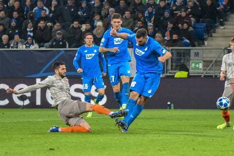 Serhiy Kryvtsov (Schachtar Donezk) und Adam Szalai (TSG 1899 Hoffenheim). Deutschland, Sinsheim, 27.11.2018, Fussball, UEFA Champions League, Matchday5: TSG 1899 Hoffenheim vs Schachtar Donezk, Rhein-Neckar-Arena