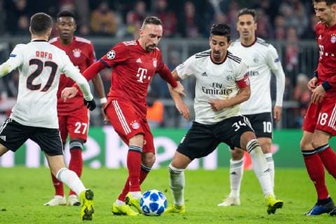 27.11.2018, xkvx, Fussball UEFA Champions League, FC Bayern Muenchen - Benfica Lissabon emspor, v.l. Franck Ribery (FCB - FC Bayern Muenchen), Andre Almeida (Benfica Lissabon) (DFL DFB REGULATIONS PROHIBIT ANY USE OF PHOTOGRAPHS as IMAGE SEQUENCES and or QUASI-VIDEO) Muenchen