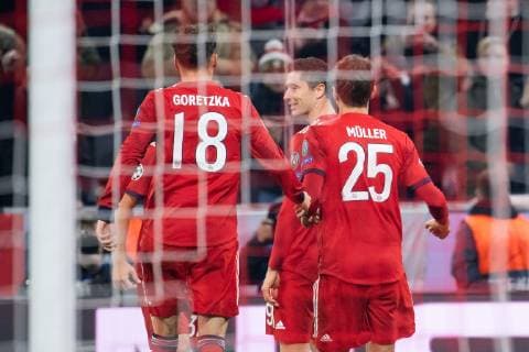 27.11.2018, xkvx, Fussball UEFA Champions League, FC Bayern Muenchen - Benfica Lissabon emspor, v.l. Torjubel, Goal celebration, celebrate the goal zum 4:1 durch Robert Lewandowski (FCB - FC Bayern Muenchen) (DFL DFB REGULATIONS PROHIBIT ANY USE OF PHOTOGRAPHS as IMAGE SEQUENCES and or QUASI-VIDEO) Muenchen