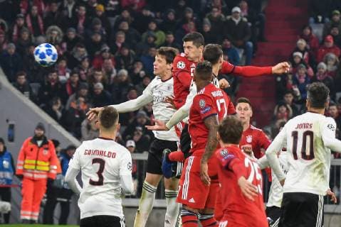 Robert Lewandowski (FC Bayern Muenchen 9) koepft das 4:1, FC Bayern Muenchen - Benfica Lissabon, Champions League, 27.11.2018 DFL REGULATIONS PROHIBIT ANY USE OF PHOTOGRAPHS AS IMAGE SEQUENCES AND OR QUASI-VIDEO Muenchen Bayern Deutschland