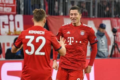 Torschuetze Robert Lewandowski (FC Bayern Muenchen 9) bedankt sich beim Flankengeber Joshua Kimmich (FC Bayern Muenchen 32), FC Bayern Muenchen - Benfica Lissabon, Champions League, 27.11.2018 DFL REGULATIONS PROHIBIT ANY USE OF PHOTOGRAPHS AS IMAGE SEQUENCES AND OR QUASI-VIDEO Muenchen Bayern Deutschland