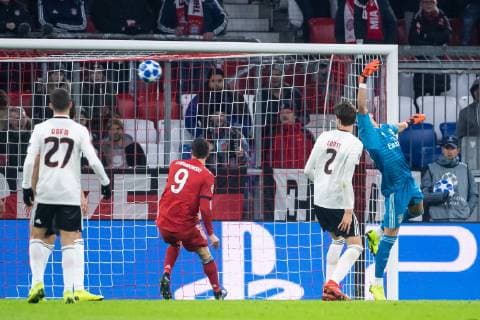 27.11.2018, xkvx, Fussball UEFA Champions League, FC Bayern Muenchen - Benfica Lissabon emspor, v.l. Goal scored, Tor zum 1:0 durch Arjen Robben (FCB - FC Bayern Muenchen) Odisseas Vlachodimos (Benfica Lissabon) muss hinter sich schauen (DFL DFB REGULATIONS PROHIBIT ANY USE OF PHOTOGRAPHS as IMAGE SEQUENCES and or QUASI-VIDEO) Muenchen