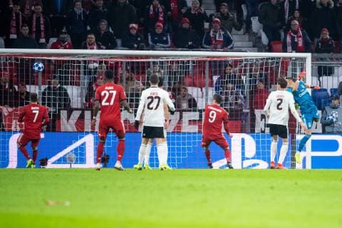 27.11.2018, xkvx, Fussball UEFA Champions League, FC Bayern Muenchen - Benfica Lissabon emspor, v.l. Goal scored, Tor zum 1:0 durch Arjen Robben (FCB - FC Bayern Muenchen) Odisseas Vlachodimos (Benfica Lissabon) muss hinter sich schauen (DFL DFB REGULATIONS PROHIBIT ANY USE OF PHOTOGRAPHS as IMAGE SEQUENCES and or QUASI-VIDEO) Muenchen