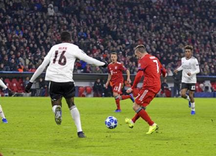 27.11.2018, Fussball UEFA Champions League 2018 2019, Gruppenphase, 5.Spieltag, FC Bayern München - Benfica Lissabon, in der Allianz-Arena München. Torschuss zum 5:1 von Franck Ribery (re, FC Bayern München).