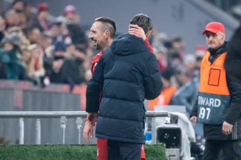 27.11.2018, xkvx, Fussball UEFA Champions League, FC Bayern Muenchen - Benfica Lissabon emspor, v.l. Franck Ribery (FCB - FC Bayern Muenchen) wird ausgewechselt Trainer Niko Kovac (FCB - FC Bayern Muenchen) (DFL DFB REGULATIONS PROHIBIT ANY USE OF PHOTOGRAPHS as IMAGE SEQUENCES and or QUASI-VIDEO) Muenchen