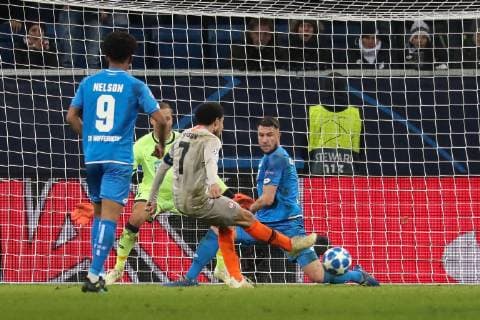 v.li.: Reiss Luke Nelson (Hoffenheim, 9), Oliver Baumann (Torwart, Hoffenheim, 1), Taison Barcellos Freda (Donezk, 7), Ermin Bicakcic (Hoffenheim, 4), erzielt das Tor zum 2:3, Treffer, Torerfolg, Highlight, Action, Aktion, Spielszene, Fussball, UEFA Champions League, TSG 1899 Hoffenheim - FK Schachtar Donezk,