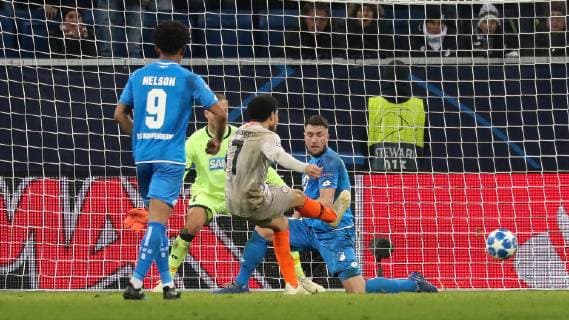 v.li.: Reiss Luke Nelson (Hoffenheim, 9), Oliver Baumann (Torwart, Hoffenheim, 1), Taison Barcellos Freda (Donezk, 7), Ermin Bicakcic (Hoffenheim, 4), erzielt das Tor zum 2:3, Treffer, Torerfolg, Highlight, Action, Aktion, Spielszene, Fussball, UEFA Champions League, TSG 1899 Hoffenheim - FK Schachtar Donezk,