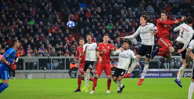 27.11.2018, Champions League Saison 2018 2019, Bayern vs Benfica, Allianz Arena, Muenchen, im Bild: 4:1 durch Robert Lewandowski (FCB) Leon Goretzka (FCB), Andre Almeida ( Benfica), Niklas Suele (FCB), Gabriel ( Benfica) German Conti ( Benfica) und Ruben Dias (Benfica9 schauen nur zu DFL REGULATIONS PROHIBIT ANY USE OF PHOTOGRAPHS AS IMAGE SEQUENCES AND OR QUASI VIDEO.