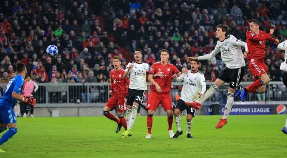 27.11.2018, Champions League Saison 2018 2019, Bayern vs Benfica, Allianz Arena, Muenchen, im Bild: 4:1 durch Robert Lewandowski (FCB) Leon Goretzka (FCB), Andre Almeida ( Benfica), Niklas Suele (FCB), Gabriel ( Benfica) German Conti ( Benfica) und Ruben Dias (Benfica9 schauen nur zu DFL REGULATIONS PROHIBIT ANY USE OF PHOTOGRAPHS AS IMAGE SEQUENCES AND OR QUASI VIDEO.