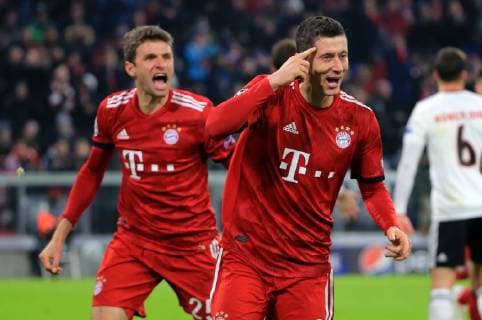 27.11.2018, Champions League Saison 2018 2019, Bayern vs Benfica, Allianz Arena, Muenchen, im Bild: 4:1 Jubel Robert Lewandowski (FCB) mit Thomas Mueller (FCB) DFL REGULATIONS PROHIBIT ANY USE OF PHOTOGRAPHS AS IMAGE SEQUENCES AND OR QUASI VIDEO.