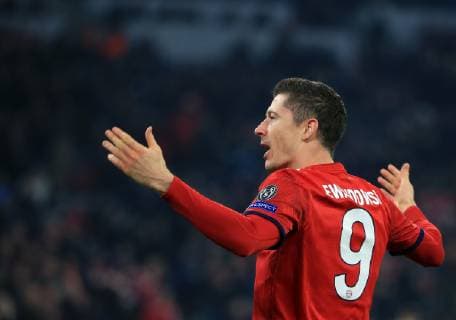 27.11.2018, Champions League Saison 2018 2019, Bayern vs Benfica, Allianz Arena, Muenchen, im Bild: 4:1 Jubel Robert Lewandowski (FCB) DFL REGULATIONS PROHIBIT ANY USE OF PHOTOGRAPHS AS IMAGE SEQUENCES AND OR QUASI VIDEO.