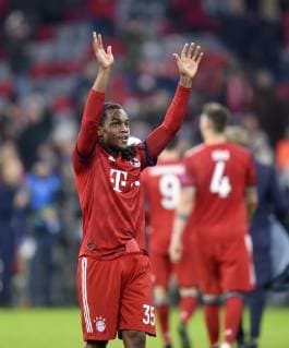 27.11.2018, Fussball UEFA Champions League 2018 2019, Gruppenphase, 5.Spieltag, FC Bayern München - Benfica Lissabon, in der Allianz-Arena München. Renato Sanches (Bayern München) winkt nach dem Spiel zu den Lissaboner Fans hoch.