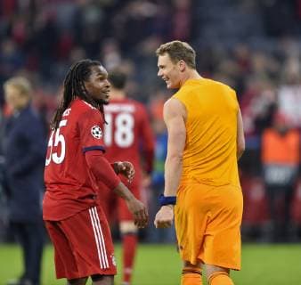 27.11.2018, Fussball UEFA Champions League 2018 2019, Gruppenphase, 5.Spieltag, FC Bayern München - Benfica Lissabon, in der Allianz-Arena München. v.l. Renato Sanches (Bayern München) und Torwart Manuel Neuer (FC Bayern München) freuen sich nach dem Spiel.