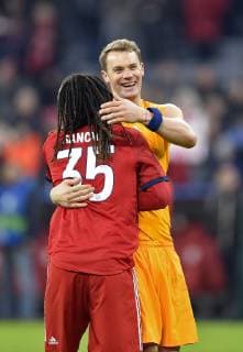 27.11.2018, Fussball UEFA Champions League 2018 2019, Gruppenphase, 5.Spieltag, FC Bayern München - Benfica Lissabon, in der Allianz-Arena München. v.l. Renato Sanches (Bayern München) und Torwart Manuel Neuer (FC Bayern München) freuen sich nach dem Spiel.