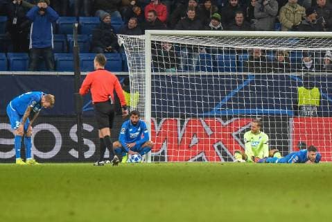Kevin Vogt (TSG 1899 Hoffenheim), Kerem Demirbay (TSG 1899 Hoffenheim), Torwart Oliver Baumann (TSG 1899 Hoffenheim) und Ermin Bicakcic (TSG 1899 Hoffenheim) alle enttäuscht. Deutschland, Sinsheim, 27.11.2018, Fussball, UEFA Champions League, Matchday5: TSG 1899 Hoffenheim vs Schachtar Donezk, Rhein-Neckar-Arena