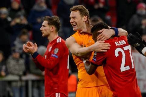 Sport Bilder des Tages Munich, Germany 27.11.2018, UEFA Champions League - 2018 19 Season, Rueckrunde, Gruppenphase, Gruppe E, 5. Spieltag, FC Bayern Muenchen - SL Benfica Lissabon, Torwart Manuel Neuer (FCB) und David Alaba (FCB) lacht, lachen ( DeFodi527