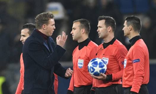 Enttäuschung Nach Spielende: Trainer Coach Julian Nagelsmann TSG 1899 Hoffenheim im Gespräch Diskussion mit Schiedsrichter RefereeIvan Kruzliak (SVK) TSG 1899 Hoffenheim vs Schachtjor Schachtar Shakhtar Donezk Donetsk Champions League CL Gruppenphase 27.11.2018 DFL REGULATIONS PROHIBIT ANY USE OF PHOTOGRAPHS AS IMAGE SEQUENCES AND OR QUASI-VIDEO TSG 1899 Hoffenheim vs Schachtjor Donezk