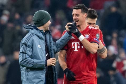 27.11.2018, xkvx, Fussball UEFA Champions League, FC Bayern Muenchen - Benfica Lissabon emspor, v.l. Thomas Mueller (FCB - FC Bayern Muenchen), Sandro Wagner (FCB - FC Bayern Muenchen) jubeln nach dem Spiel (DFL DFB REGULATIONS PROHIBIT ANY USE OF PHOTOGRAPHS as IMAGE SEQUENCES and or QUASI-VIDEO) Muenchen