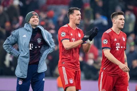 27.11.2018, xkvx, Fussball UEFA Champions League, FC Bayern Muenchen - Benfica Lissabon emspor, v.l. Thomas Mueller (FCB - FC Bayern Muenchen), Sandro Wagner (FCB - FC Bayern Muenchen) jubeln nach dem Spiel (DFL DFB REGULATIONS PROHIBIT ANY USE OF PHOTOGRAPHS as IMAGE SEQUENCES and or QUASI-VIDEO) Muenchen