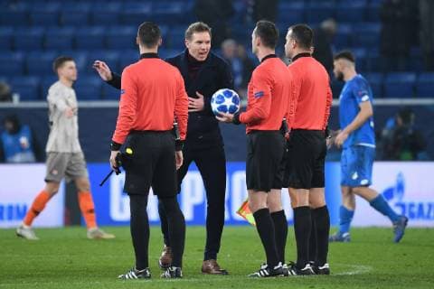 27.11.2018, xmeix, Fussball UEFA Champions League, TSG 1899 Hoffenheim - FC Shakhtar Donetsk, emspor, v.l. Hoffenheims Trainer Julian Nagelsmann (TSG 1899 Hoffenheim) hat nach dem Spiel bei Schiedsrichter Ivan Kruzliak Gesprächsbedarf (DFL DFB REGULATIONS PROHIBIT ANY USE OF PHOTOGRAPHS as IMAGE SEQUENCES and or QUASI-VIDEO) Sinsheim
