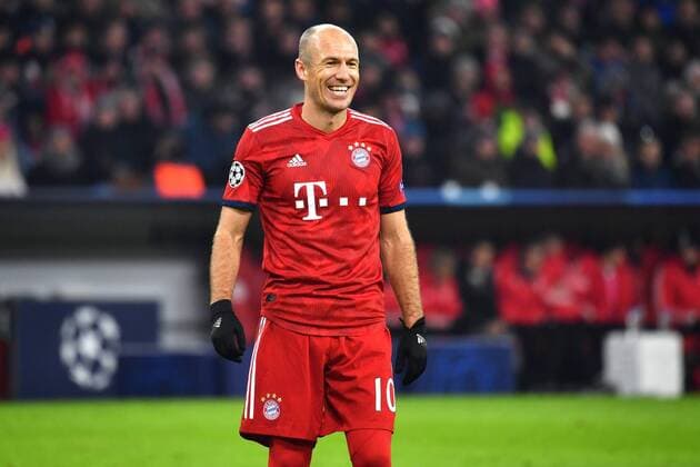 Sport Bilder des Tages Arjen ROBBEN (Bayern Muenchen), lacht,lachen,lachend,optimistisch,gutgelaunt, Aktion,Einzelbild,angeschnittenes Einzelmotiv,Halbfigur,halbe FiAktion,Einzelbild,angeschnittenes Einzelmotiv,Halbfigur,halbe Figur. FC Bayern Muenchen (M) - Benfica Lissabon 5-1, Fussball Champions League,Gruppe E, am 27.11.2018. A L L I A N Z A R E N A. DFL REGULATIONS PROHIBIT ANY USE OF PHOTOGRAPHS AS IMAGE SEQUENCES AND OR QUASI-VIDEO.