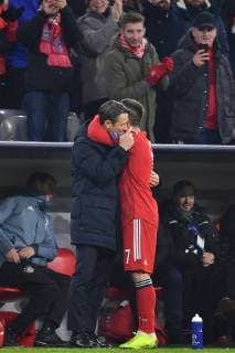 Sport Bilder des Tages Niko KOVAC (Trainer Bayern Muenchen) umarmt Franck RIBERY (Bayern Muenchen) bei siener Auswechslung innig. FC Bayern Muenchen (M) - Benfica Lissabon 5-1, Fussball Champions League,Gruppe E, am 27.11.2018. A L L I A N Z A R E N A. DFL REGULATIONS PROHIBIT ANY USE OF PHOTOGRAPHS AS IMAGE SEQUENCES AND OR QUASI-VIDEO.