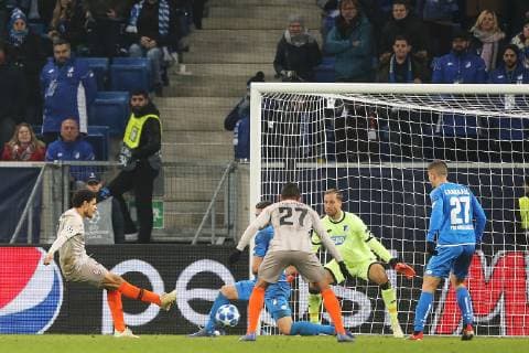 27.11.2018, xtvx, Fussball UEFA Champions League, TSG 1899 Hoffenheim - Schachtar Donezk emspor, v.l. Goal scored, Tor zum 2:3 Taison (Shakhtar Donetsk) Torwart Oliver Baumann (TSG 1899 Hoffenheim) (DFL DFB REGULATIONS PROHIBIT ANY USE OF PHOTOGRAPHS as IMAGE SEQUENCES and or QUASI-VIDEO) Sinsheim