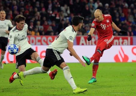 27.11.2018, Champions League Saison 2018 2019, Bayern vs Benfica Lissabon, Allianz Arena, Muenchen, im Bild: German Conti ( Benfica), Andre Almeida ( Benfica) und Tor Arjen Robben (FCB) DFL REGULATIONS PROHIBIT ANY USE OF PHOTOGRAPHS AS IMAGE SEQUENCES AND OR QUASI VIDEO.