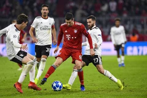 FC Bayern Muenchen vs. Benfica Lissabon, Allianz Arena Muenchen. 27.11.2018 Im Bild: Andre Almeida, Robert Lewandowski, Pizzi Â