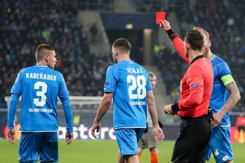 v.li.: Pavel Kaderabek (Hoffenheim, 3), Rotsünder Adam Szalai (Hoffenheim, 28) sieht von Ivan Kruzliak (Schiedsrichter, Slowakei) die Gelb-Rote Karte, Platzverweis, Hinausstellung, Feldverweis, second yellow card, Highlight, Action, Aktion, Spielszene, Kevin Vogt (Hoffenheim, 22), Fussball, UEFA Champions League, TSG 1899 Hoffenheim - FK Schachtar Donezk,
