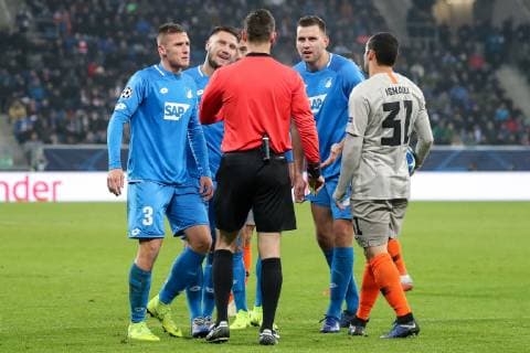 v.li.: Pavel Kaderabek (Hoffenheim, 3), Ermin Bicakcic (Hoffenheim, 4), Kerem Demirbay (Hoffenheim, 10), Adam Szalai (Hoffenheim, 28) und Ismaily Goncalves dos Santos (Donezk, 31) diskutieren mit Ivan Kruzliak (Schiedsrichter, Slowakei), Gelb-Rote Karte, Platzverweis, Hinausstellung, Feldverweis, second yellow card, Highlight, Action, Aktion, Spielszene, Fussball, UEFA Champions League, TSG 1899 Hoffenheim - FK Schachtar Donezk,