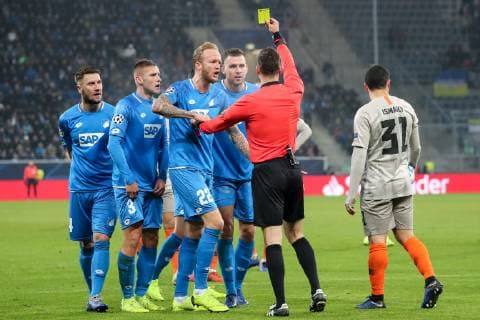 v.li.: Ermin Bicakcic (Hoffenheim, 4), Pavel Kaderabek (Hoffenheim, 3), Kevin Vogt (Hoffenheim, 22), Adam Szalai (Hoffenheim, 28) sieht von Ivan Kruzliak (Schiedsrichter, Slowakei) die Gelb-Rote Karte, Platzverweis, Hinausstellung, Feldverweis, second yellow card, Highlight, Action, Aktion, Spielszene, Ismaily Goncalves dos Santos (Donezk, 31), Fussball, UEFA Champions League, TSG 1899 Hoffenheim - FK Schachtar Donezk,