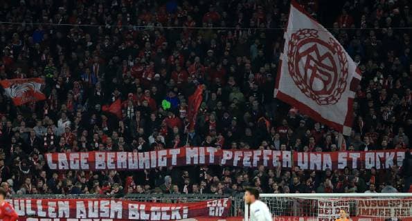 27.11.2018, Champions League Saison 2018 2019, Bayern vs Benfica Lissabon, Allianz Arena, Muenchen, im Bild: FCB Fans mit Plakat DFL REGULATIONS PROHIBIT ANY USE OF PHOTOGRAPHS AS IMAGE SEQUENCES AND OR QUASI VIDEO.