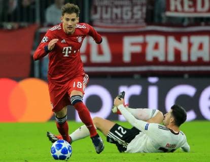 27.11.2018, Champions League Saison 2018 2019, Bayern vs Benfica Lissabon, Allianz Arena, Muenchen, im Bild: Leon Goretzka (FCB) vorbei an Pizzi ( Benfica) DFL REGULATIONS PROHIBIT ANY USE OF PHOTOGRAPHS AS IMAGE SEQUENCES AND OR QUASI VIDEO.
