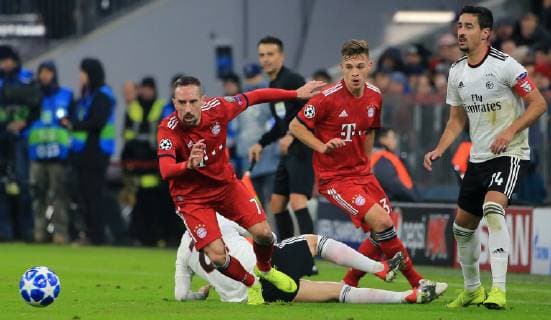 27.11.2018, Champions League Saison 2018 2019, Bayern vs Benfica Lissabon, Allianz Arena, Muenchen, im Bild: Franck Ribery (FCB), Pizzi ( Benfica) am Boden,Joshua Kimmich (FCB), und Haris Seferovic ( Benfica) DFL REGULATIONS PROHIBIT ANY USE OF PHOTOGRAPHS AS IMAGE SEQUENCES AND OR QUASI VIDEO.