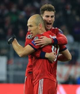 27.11.2018, Champions League Saison 2018 2019, Bayern vs Benfica Lissabon, Allianz Arena, Muenchen, im Bild: Leon Goretzka (FCB) jubelt mit Arjen Robben (FCB) DFL REGULATIONS PROHIBIT ANY USE OF PHOTOGRAPHS AS IMAGE SEQUENCES AND OR QUASI VIDEO.