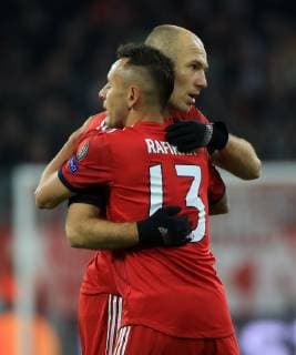 27.11.2018, Champions League Saison 2018 2019, Bayern vs Benfica Lissabon, Allianz Arena, Muenchen, im Bild: Rafinha (FCB) und Arjen Robben (FCB) jubeln DFL REGULATIONS PROHIBIT ANY USE OF PHOTOGRAPHS AS IMAGE SEQUENCES AND OR QUASI VIDEO.