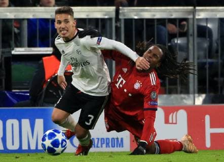 27.11.2018, Champions League Saison 2018 2019, Bayern vs Benfica Lissabon, Allianz Arena, Muenchen, im Bild: Alejandro Grimaldo ( Benfica) vs Renato Sanches (FCB) DFL REGULATIONS PROHIBIT ANY USE OF PHOTOGRAPHS AS IMAGE SEQUENCES AND OR QUASI VIDEO.