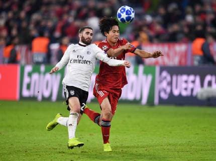 FUSSBALL CHAMPIONS LEAGUE SAISON 2018 2019 GRUPPENPHASE FC Bayern Muenchen - Benfica Lissabon 27.11.2018 Wooyeong Jeong (re, FC Bayern Muenchen) gegen Rafa Silva (li, Benfica Lissabon)