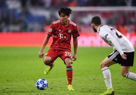 FUSSBALL CHAMPIONS LEAGUE SAISON 2018 2019 GRUPPENPHASE FC Bayern Muenchen - Benfica Lissabon 27.11.2018 Wooyeong Jeong (li, FC Bayern Muenchen) gegen Rafa Silva (re, Benfica Lissabon)