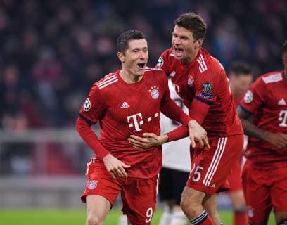 FUSSBALL CHAMPIONS LEAGUE SAISON 2018 2019 GRUPPENPHASE FC Bayern Muenchen - Benfica Lissabon 27.11.2018 JUBEL FC Bayern Muenchen; Robert Lewandowski (li) mit Thomas Mueller (re) nach seinem zweiten Kopfballtor zum 4-1