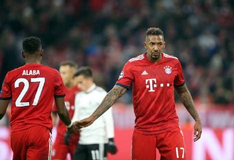 Fussball, Champions League, Saison 2018 2019, Gruppenphase, Herren, Deutschland, 27.11.2018, 5. Spieltag, FC Bayern München - Benfica Lissabon 5-1, v.l. Aktion, David Alaba, FC Bayern München, Jerome Boateng, FC Bayern München, handshake, Handschlag, geben sich die Hand,