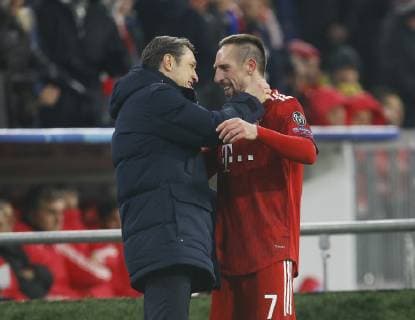 Franck Ribery (Bayern, rechts) geht nach seiner Auswechslung zu Trainer Niko Kovac (Bayern) . FC Bayern München-Benfica Lissabon . München, GER, 27.11.2018, Fussball-Champions League 2018-2019 .