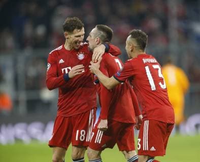 Torjubel 5:1 München, V.li. Leon Goretzka (Bayern) , Torschütze Franck Ribery (Bayern) , Rafinha (Bayern) . FC Bayern München-Benfica Lissabon . München, GER, 27.11.2018, Fussball-Champions League 2018-2019 .