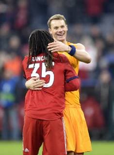 27.11.2018, Fussball UEFA Champions League 2018 2019, Gruppenphase, 5.Spieltag, FC Bayern München - Benfica Lissabon, in der Allianz-Arena München. v.l. Renato Sanches (Bayern München) und Torwart Manuel Neuer (FC Bayern München) freuen sich nach dem Spiel.
