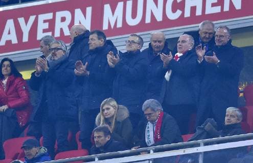 27.11.2018, Fussball UEFA Champions League 2018 2019, Gruppenphase, 5.Spieltag, FC Bayern München - Benfica Lissabon, in der Allianz-Arena München. v.r. Vorstandsvorsitzender Karl-Heinz Rummenigge (FC Bayern München), Uli Hoeness (Bayern München) und Geschäftsführer Christian Dreesen (Bayern München)
